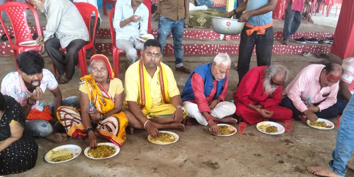 अररिया – नानु बाबा के साथ एसपी ने हवन कर सुख-समृद्धि के लिए की कामना